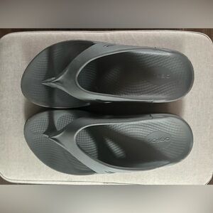 OOFOS Thong/sandals unisex. Gray.